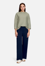 Sweatshirt  3/4 Arm mit Strukturmuster  / Modellfoto Vorderseite (Outfit)