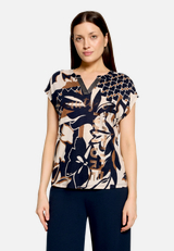 Print-T-Shirt mit Pailletten / Modellfoto Vorderseite