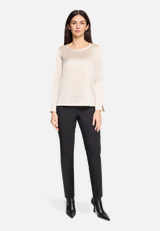 Schlupfbluse mit U-Boot-Ausschnitt / Modellfoto Vorderseite (Outfit)