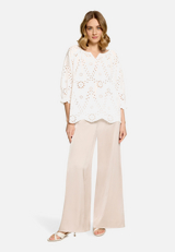 Schlupfbluse im Carmen-Look / Modellfoto Vorderseite (Outfit)