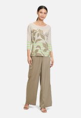 Ringelshirt mit U-Boot-Ausschnitt / Modellfoto Vorderseite (Outfit)