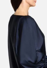 Satin-Bluse mit U-Boot-Ausschnitt / Detailbild