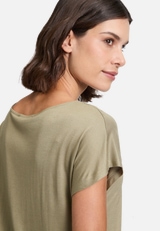 Basic Shirt mit V-Ausschnitt / Detailbild