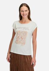 Blusenshirt mit U-Boot-Ausschnitt / Modellfoto Vorderseite