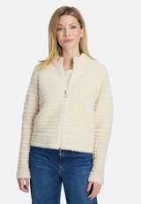 Grobstrickjacke mit Struktur / Modellfoto Vorderseite