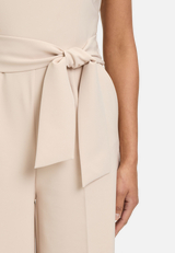 Eleganter Jumpsuit mit Bindegürtel / Detailbild