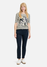Basic Shirt mit Print / Modellfoto Vorderseite (Outfit)