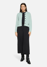 Strick-Cardigan mit aufgesetzten Taschen / Modellfoto Vorderseite (Outfit)