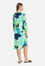Casual-Kleid mit Stehkragen / Modellfoto Rückseite
