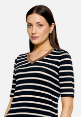 Gestreiftes T-Shirt  mit V-Ausschnitt  / Detailbild