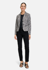 Kurzblazer mit Animalprint / Modellfoto Vorderseite (Outfit)