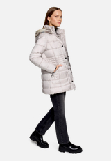 Outdoorjacke mit abnehmbarer Kapuze / Modellfoto Vorderseite (Outfit)