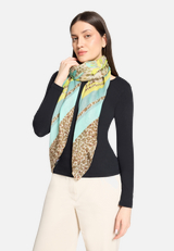Tuch mit Blumenprint / Modellfoto Vorderseite