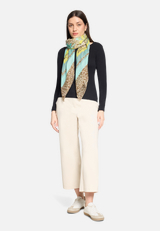 Tuch mit Blumenprint / Modellfoto Vorderseite (Outfit)