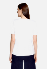 Basic Shirt mit Aufdruck / Modellfoto Rückseite