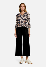 Culotte  mit Bügelfalte und elastischem Bund / Modellfoto Vorderseite (Outfit)