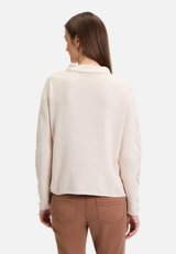 Strickpullover mit Schmucksteinen / Modellfoto Rückseite
