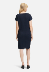 Plisseekleid kurzarm / Modellfoto Rückseite