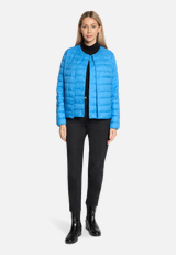 Daunenweste mit Rundhalsausschnitt / Modellfoto Vorderseite (Outfit)