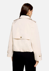Kurzer Trenchcoat  mit Knöpfen  / Modellfoto Rückseite