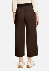 Culotte  mit Bügelfalte und elastischem Bund / Modellfoto Rückseite