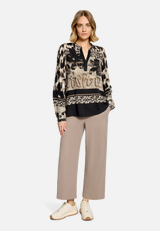 Longbluse mit Stehkragen / Modellfoto Vorderseite (Outfit)