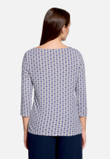 Shirt  3/4 Arm mit grafischem Muster / Modellfoto Rückseite