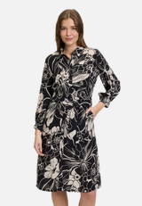 Hemdblusenkleid mit Bindegürtel / Modellfoto Vorderseite