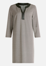 Jerseykleid mit Eingrifftaschen / Vorderseite