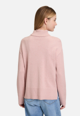 Feinstrickpullover mit hohem Kragen / Modellfoto Rückseite