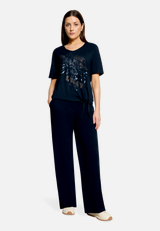 Print-T-Shirt mit Schleifenknoten / Modellfoto Vorderseite (Outfit)