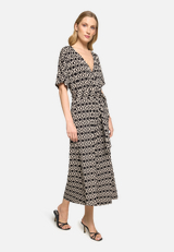 Eleganter Jumpsuit  mit grafischem Muster / Modellfoto Vorderseite (Outfit)