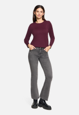 Basic-Strickpullover mit Rundhalsausschnitt / Modellfoto Vorderseite (Outfit)