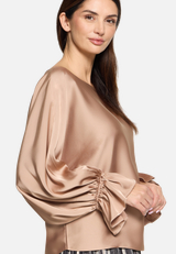 Satin-Bluse mit U-Boot-Ausschnitt / Detailbild