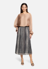 Satin-Bluse mit U-Boot-Ausschnitt / Modellfoto Vorderseite (Outfit)
