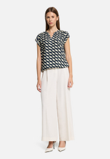 Schlupfbluse kurzarm / Modellfoto Vorderseite (Outfit)
