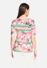 Basic Shirt mit Rippenstruktur / Modellfoto Rückseite