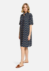 Hemdblusenkleid  mit grafischem Muster  / Modellfoto Vorderseite (Outfit)