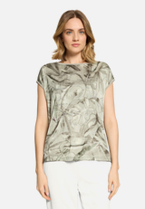 Blusenshirt mit Aufdruck / Modellfoto Vorderseite