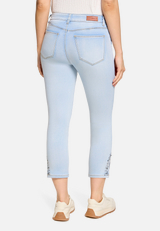 Basic-Jeans mit Waschung / Modellfoto Rückseite