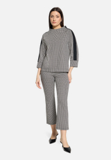 Schlupfhose Slim Fit / Modellfoto Vorderseite (Outfit)