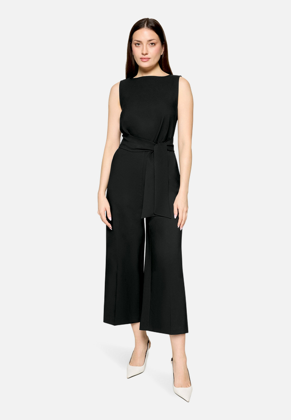 Eleganter Jumpsuit mit Eingrifftaschen / Modellfoto Vorderseite