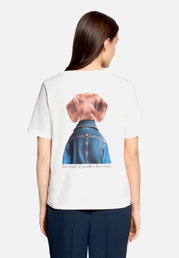 Casual-Shirt mit Aufdruck / Modellfoto Rückseite