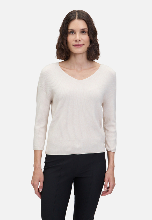 Feinstrickpullover mit V-Ausschnitt / Modellfoto Vorderseite