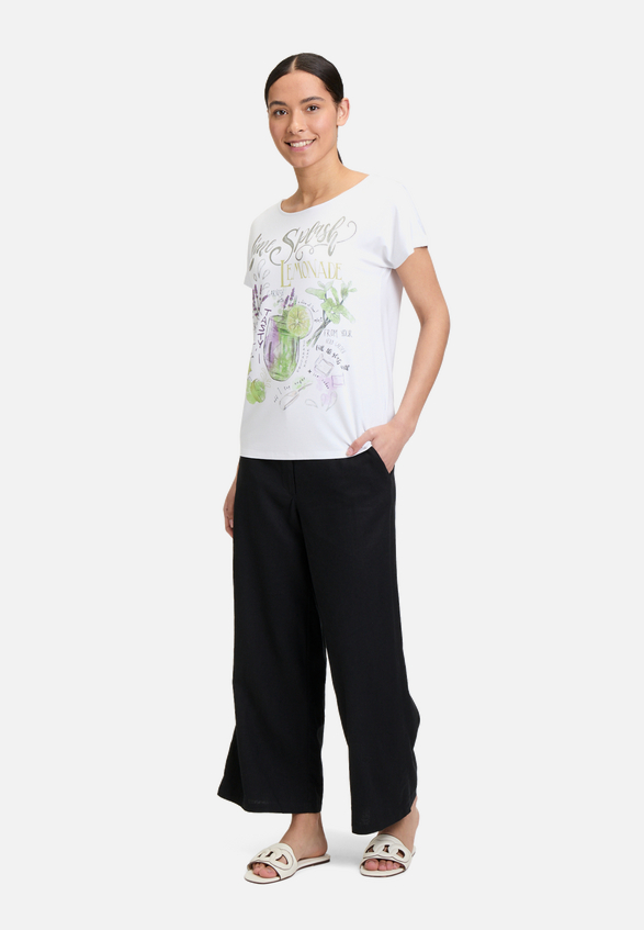Basic Shirt mit U-Boot-Ausschnitt / Modellfoto Vorderseite (Outfit)
