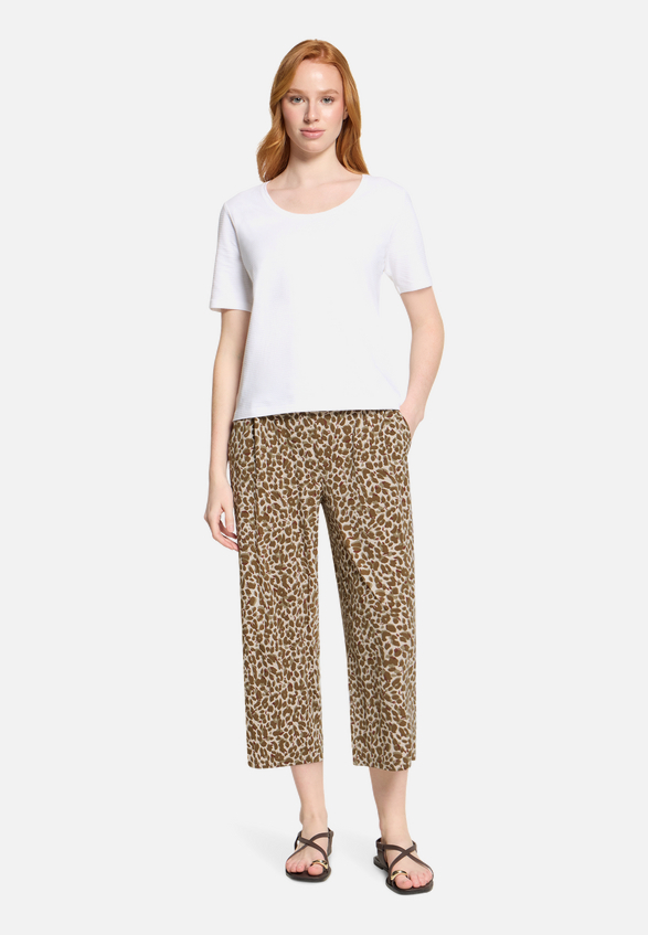 Culotte mit Bundfalten / Modellfoto Vorderseite (Outfit)