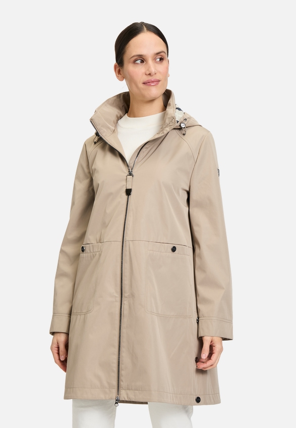 Outdoorjacke mit abnehmbarer Kapuze / Modellfoto Vorderseite