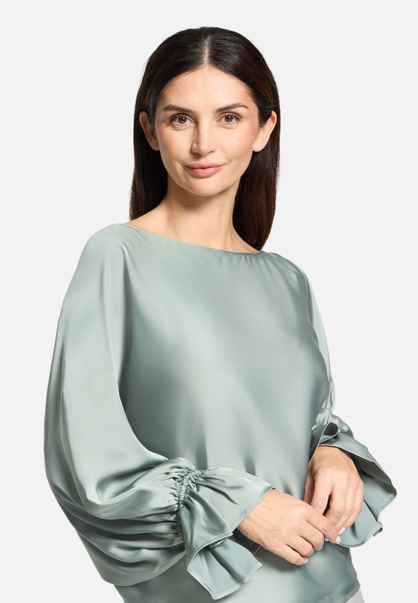Satin-Bluse mit U-Boot-Ausschnitt / Detailbild