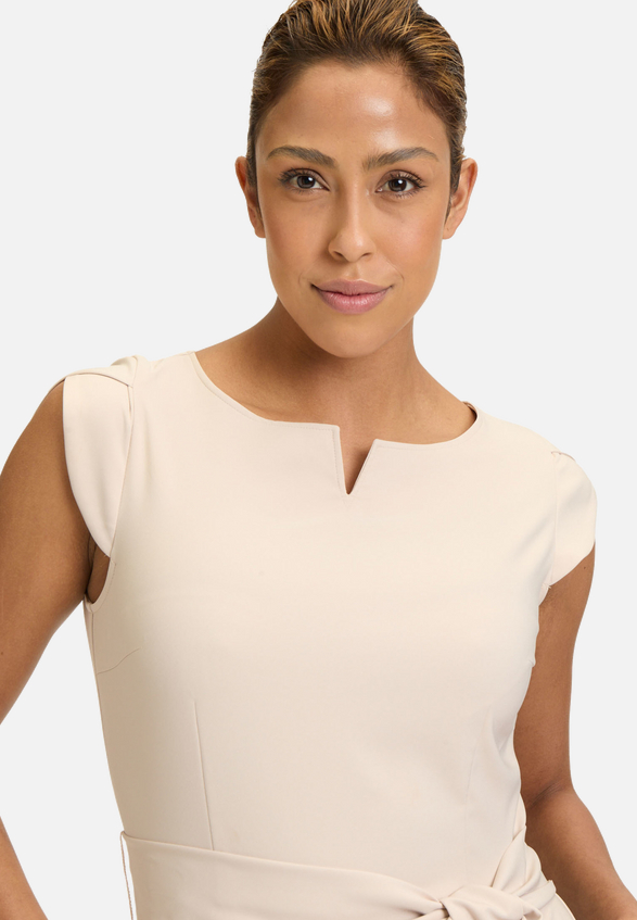 Eleganter Jumpsuit mit Bindegürtel / Detailbild