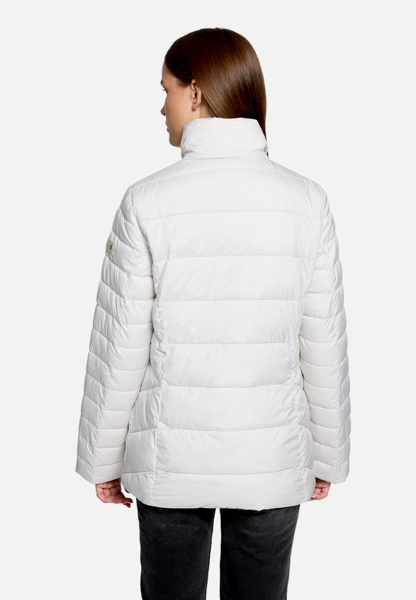 Steppjacke mit abnehmbarer Kapuze / Modellfoto Rückseite